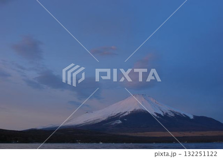 夜明け前の山中湖の「富士山」 132251122