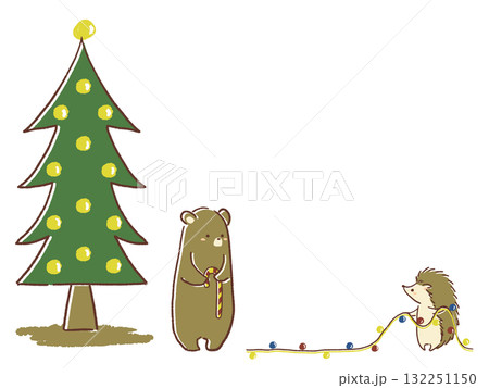 森でツリーの飾りつけをするクマとハリネズミのイラスト 森でツリーの飾りつけをするクマとハリネズミのイラスト 132251150