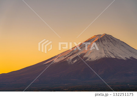 【富士山素材】冬の朝の河口湖から見た富士山【山梨県】 【富士山素材】冬の朝の河口湖から見た富士山【山梨県】 132251175
