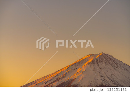 【富士山素材】冬の朝の河口湖から見た富士山【山梨県】 132251181