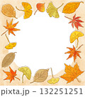 色とりどりに紅葉した落ち葉の正方形フレーム　やさしい手描き水彩タッチのベクターイラスト 132251251