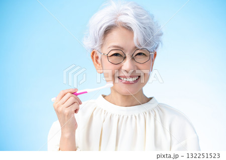 オーラルケア　歯磨きをするミドル女性 132251523