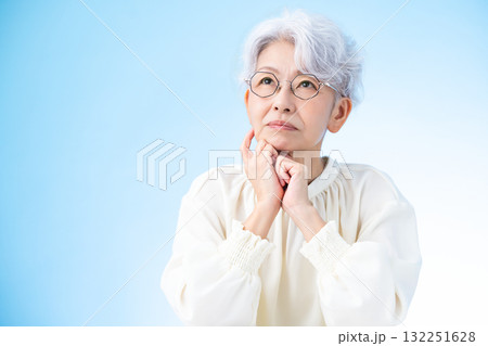 考えているシニア女性 考えているシニア女性 132251628