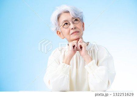 考えているシニア女性 132251629