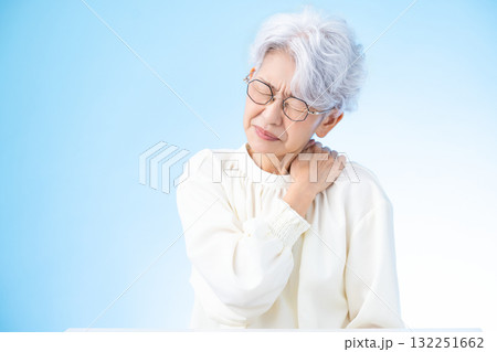 考えているシニア女性 考えているシニア女性 132251662