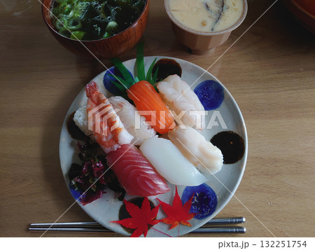 "Omakase" sushi set / 江戸前握り(海鮮にぎり)のランチセット - おまかせ握り "Omakase" sushi set / 江戸前握り(海鮮にぎり)のランチセット - おまかせ握り 132251754