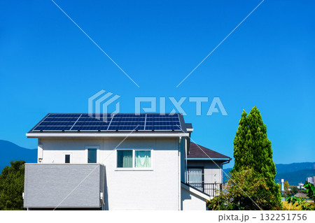 ソーラー発電の新築再エネ住宅 132251756