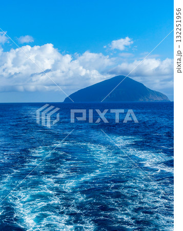 伊豆七島を結ぶ爽やかな船旅の景色 力強い航跡と利島 伊豆七島を結ぶ爽やかな船旅の景色 力強い航跡と利島 132251956