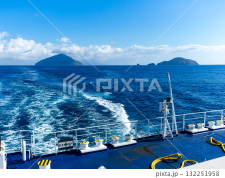 伊豆七島を結ぶ爽やかな船旅の景色 力強い航跡と利島鵜渡根島 伊豆七島を結ぶ爽やかな船旅の景色 力強い航跡と利島鵜渡根島 132251958