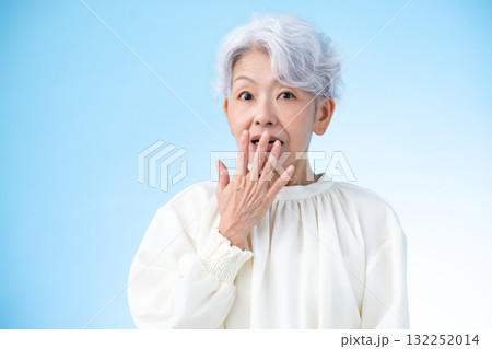 シニア女性　驚いているグレイヘアーの女性 132252014