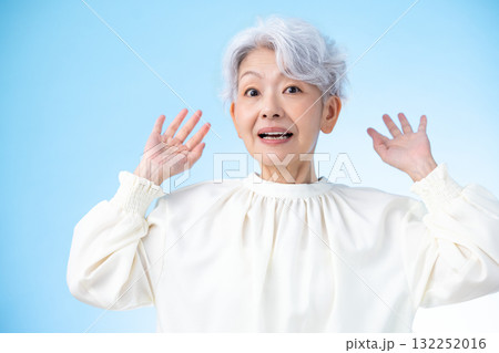シニア女性　驚いているグレイヘアーの女性 132252016
