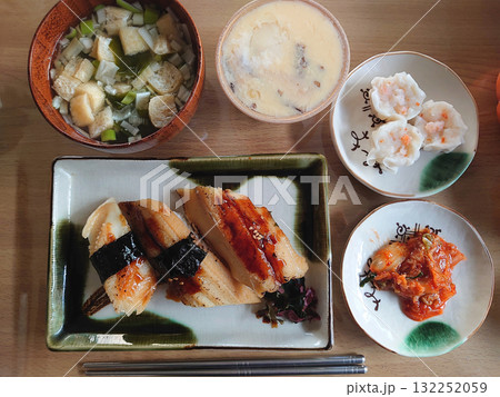A conger eel Edomae nigiri / 焼きアナゴの江戸前握り寿司の定食セットの例 132252059