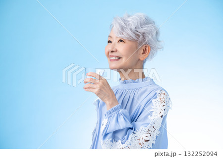水を飲んでいるシニア女性 水を飲んでいるシニア女性 132252094