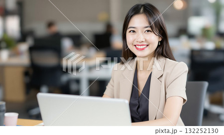 ビジネスウーマン ビジネスウーマン 132252130