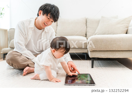 マイホームのリビングで子供,赤ちゃんと遊ぶ父親(育児,子育て,スキンシップ) マイホームのリビングで子供,赤ちゃんと遊ぶ父親(育児,子育て,スキンシップ) 132252294