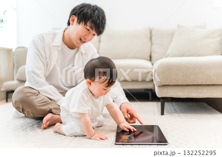 マイホームのリビングで子供,赤ちゃんと遊ぶ父親(育児,子育て,スキンシップ) マイホームのリビングで子供,赤ちゃんと遊ぶ父親(育児,子育て,スキンシップ) 132252295