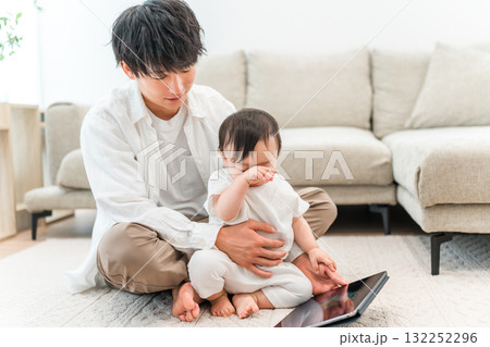 マイホームのリビングで子供,赤ちゃんと遊ぶ父親（育児,子育て,スキンシップ） 132252296