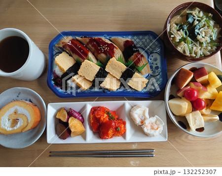 A conger eel Edomae nigiri / 焼きアナゴの江戸前握り寿司の定食セットの例 132252307