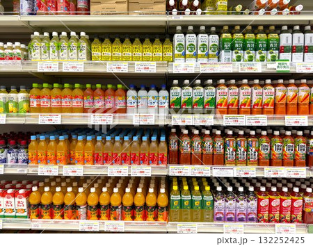 棚に整然と並ぶ飲料 132252425