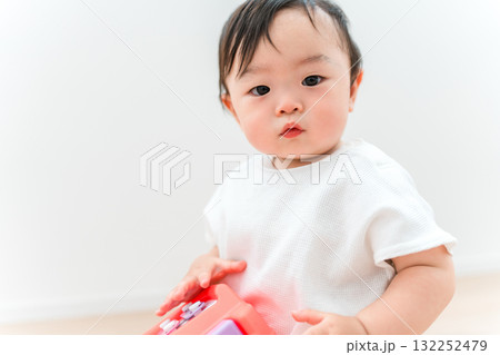 リビングでおもちゃで遊ぶ赤ちゃん,赤ん坊 リビングでおもちゃで遊ぶ赤ちゃん,赤ん坊 132252479