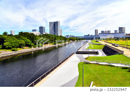 有明北橋/東雲運河より木遣り橋方面を望む(東京都江東区)【2025.9】 有明北橋/東雲運河より木遣り橋方面を望む(東京都江東区)【2025.9】 132252947