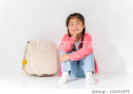 小学生　女の子　ランドセル 132252975