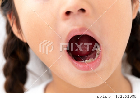 小学生　女の子　デンタル　乳歯 132252989