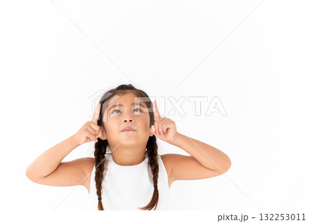 小学生　女の子　ポートレート　指差し 132253011