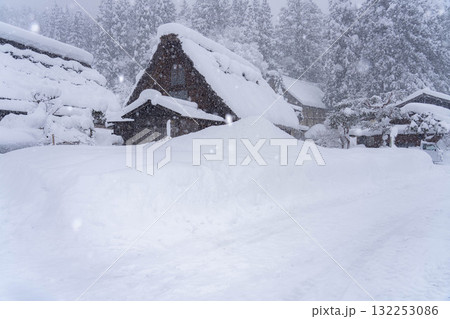 【豪雪素材】記録的豪雪の白川郷の雪景色【岐阜県】 132253086