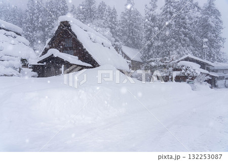 【豪雪素材】記録的豪雪の白川郷の雪景色【岐阜県】 132253087