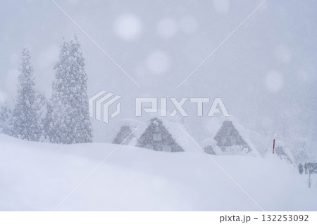 【豪雪素材】記録的豪雪の白川郷の雪景色【岐阜県】 132253092