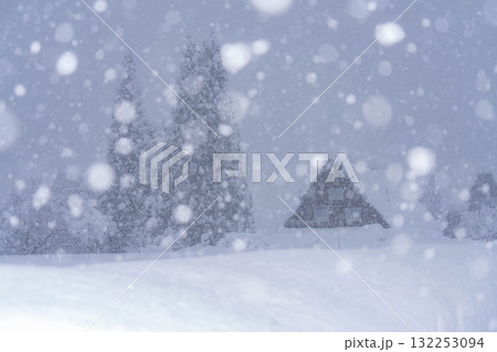 【豪雪素材】記録的豪雪の白川郷の雪景色【岐阜県】 132253094