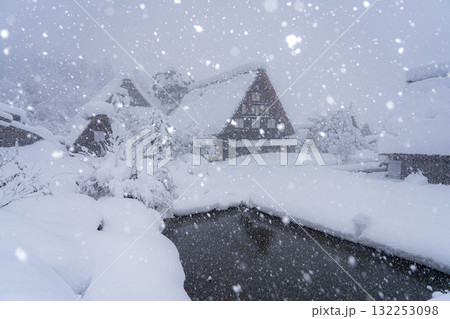 【豪雪素材】記録的豪雪の白川郷の雪景色【岐阜県】 132253098