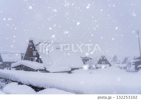 【豪雪素材】記録的豪雪の白川郷の雪景色【岐阜県】 132253102