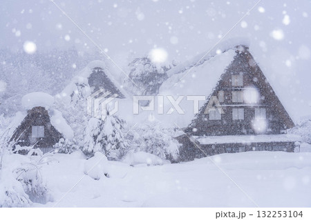 【豪雪素材】記録的豪雪の白川郷の雪景色【岐阜県】 132253104
