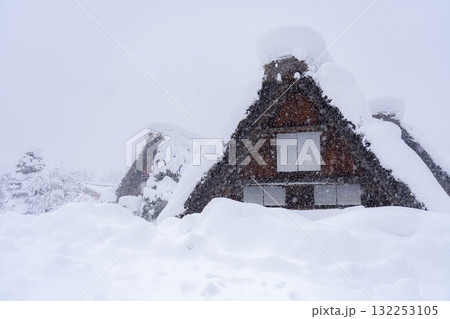 【豪雪素材】記録的豪雪の白川郷の雪景色【岐阜県】 132253105