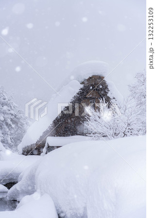 【豪雪素材】記録的豪雪の白川郷の雪景色【岐阜県】 132253109