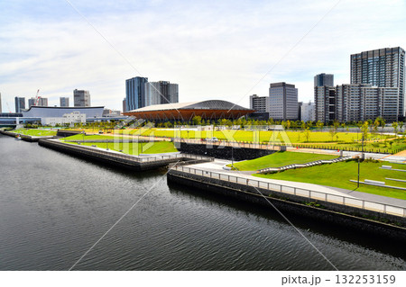 有明北橋/東雲運河より有明GYM-EX(有明展示場)周辺を望む(東京都江東区)【2025.9】 有明北橋/東雲運河より有明GYM-EX(有明展示場)周辺を望む(東京都江東区)【2025.9】 132253159