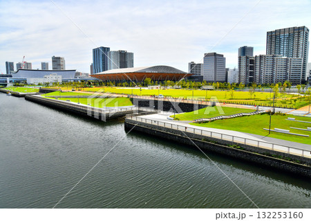 有明北橋/東雲運河より有明GYM-EX(有明展示場)周辺を望む(東京都江東区)【2025.9】 有明北橋/東雲運河より有明GYM-EX(有明展示場)周辺を望む(東京都江東区)【2025.9】 132253160