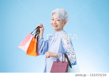 ショッピングイメージ　買い物を楽しむシニア女性 132253210