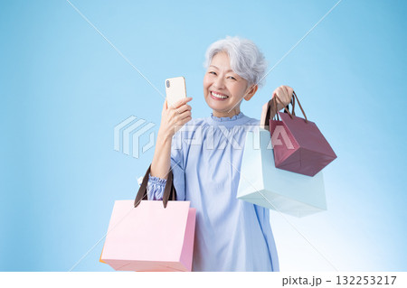 ショッピングイメージ　買い物を楽しむシニア女性 132253217