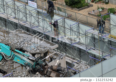 工事現場　仮設足場の撤去作業風景 132253242