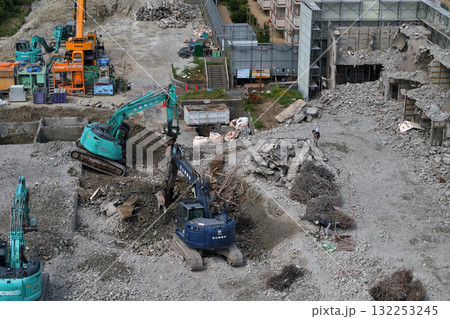 工事現場 瓦礫の仕分け作業風景 工事現場 瓦礫の仕分け作業風景 132253245