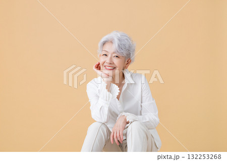 シニア女性　グレイヘアーの女性のポートレート 132253268