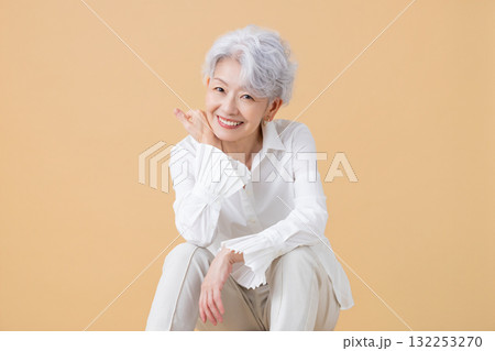 シニア女性　グレイヘアーの女性のポートレート 132253270