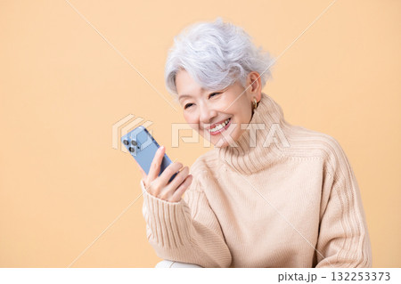 シニア女性　グレイヘアーの女性のポートレート 132253373