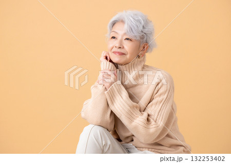 シニア女性 グレイヘアーの女性のポートレート シニア女性 グレイヘアーの女性のポートレート 132253402