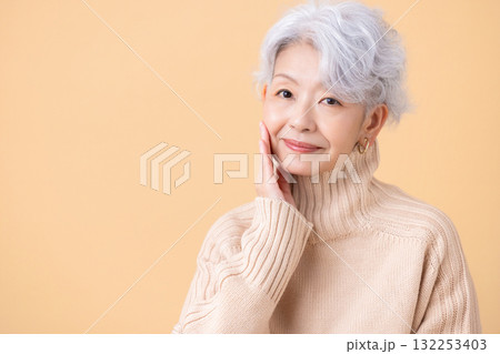 シニア女性　グレイヘアーの女性のポートレート 132253403