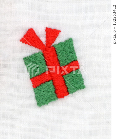 緑と赤のプレゼントボックスの刺繍 緑と赤のプレゼントボックスの刺繍 132253412
