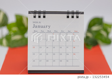 2026年1月のカレンダーと赤い皮の卓上マット 2026年1月のカレンダーと赤い皮の卓上マット 132253454